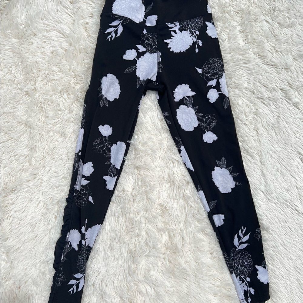 Kay Unger Poppy Black and White Floral Workout Leggings Women’s Small